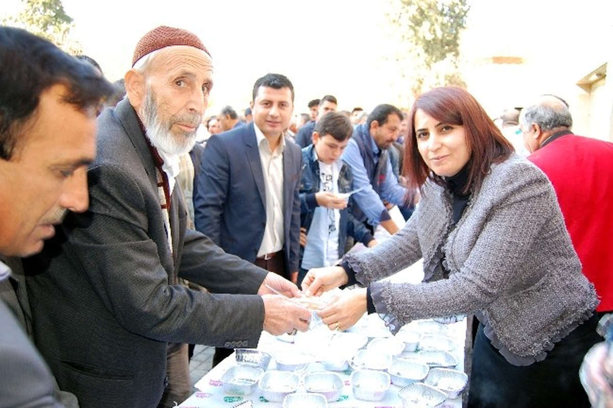 AK Parti Adıyaman Kadın Kolları Teşkilatı Aşure Dağıttı