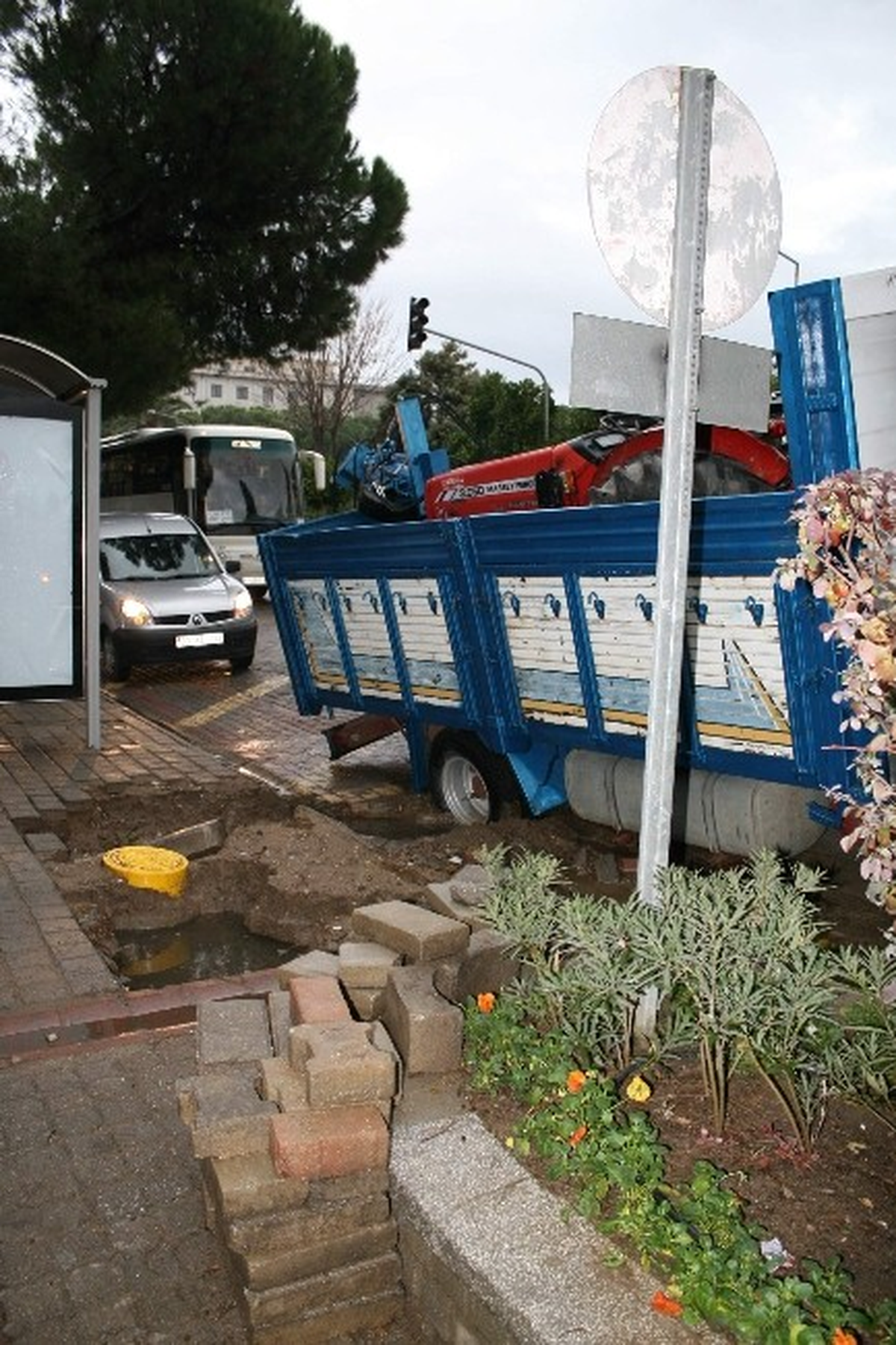 Aydın\'da Altyapı Çökünce Kamyonet Yola Saplandı