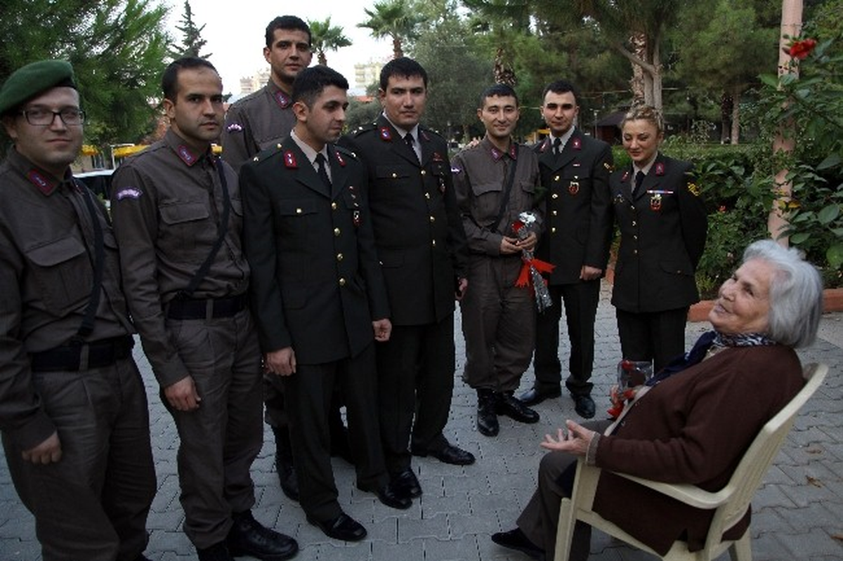 Askerlerden Emektar Öğretmenlere Duygulandıran Ziyaret