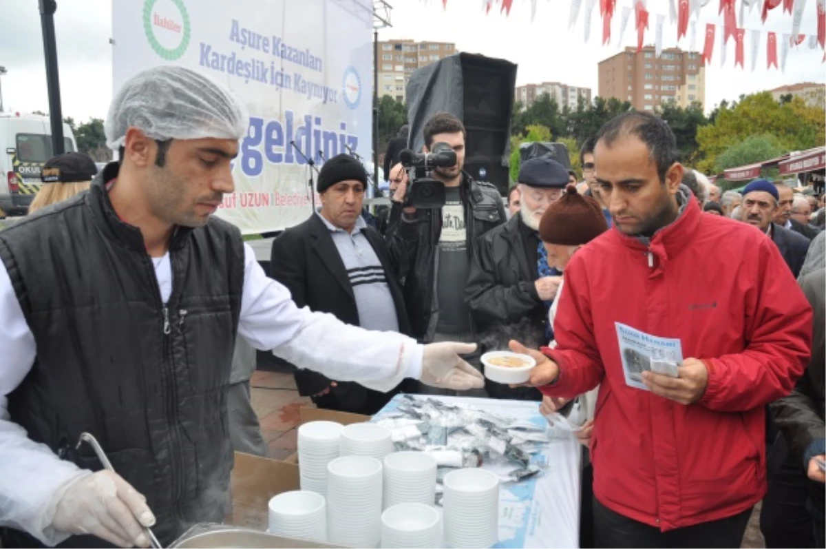 Beylikdüzü\'nde Aşure Kazanları Kardeşlik İçin Kaynadı