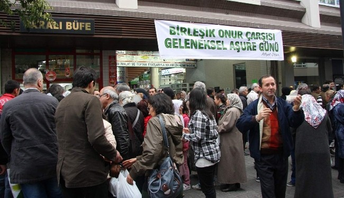 Birleşik Onur Çarşısı Esnafı Aşure Dağıttı