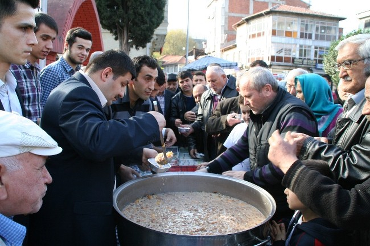 Devrek Ülkü Ocağı\'ndan Aşure İkramı
