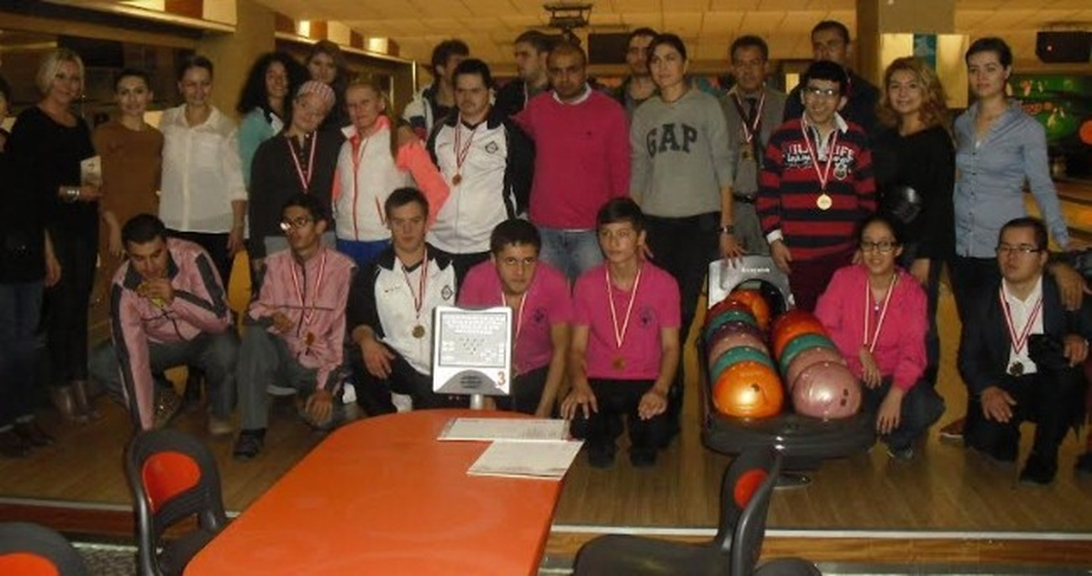 İzmir\'de Engelli Öğrenciler, Öğretmenleriyle Bowling Oynadı