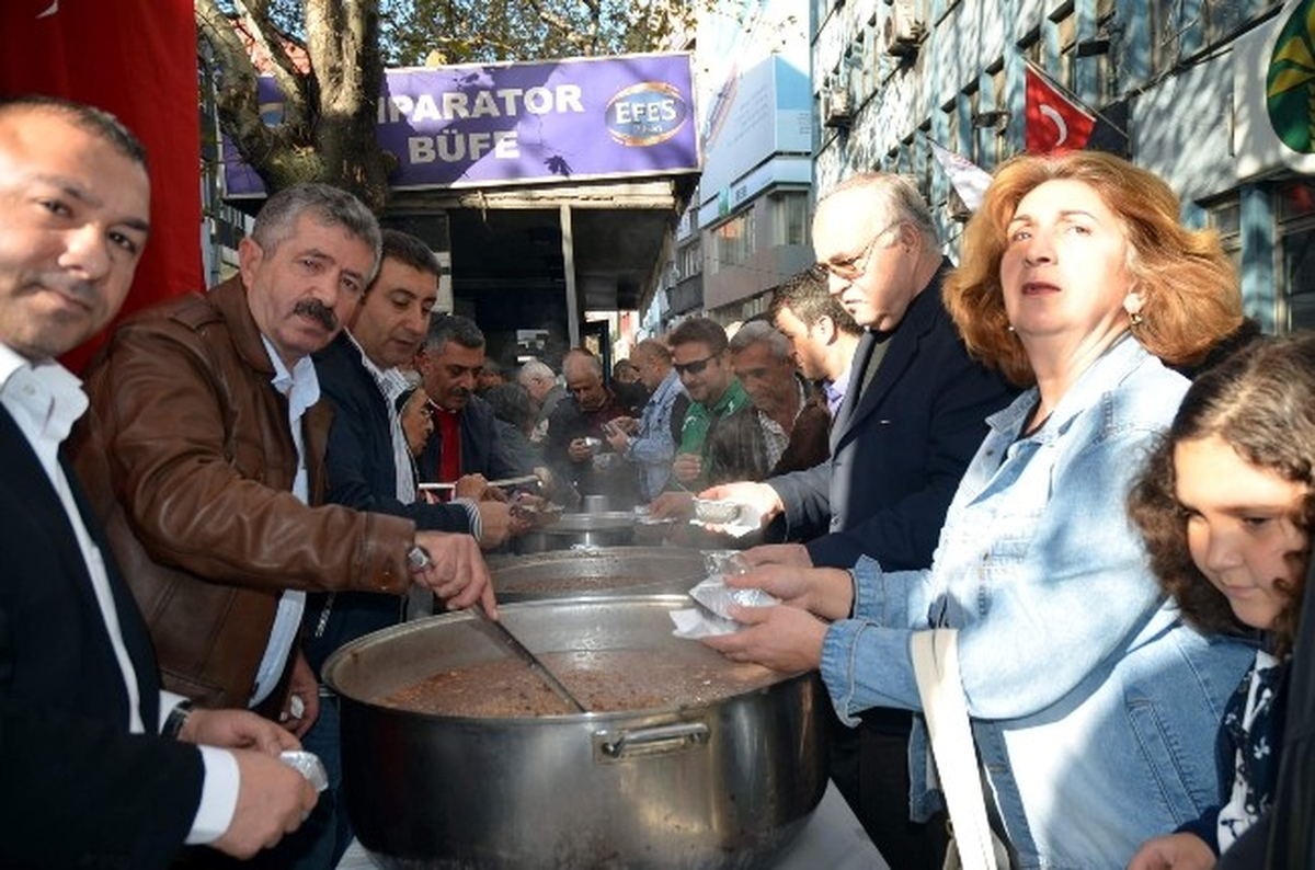 Erzincanlılar Aşure Dağıttı