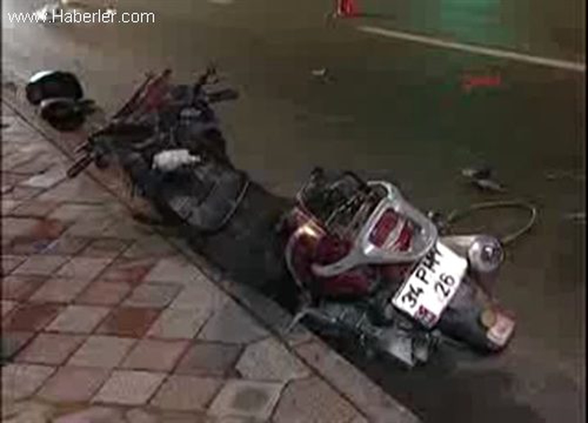 * Fatih\'te Motosikletiyle Seyir Halindeyken Direksiyon Hakimiyetini Kaybederek Yol Kenarında...