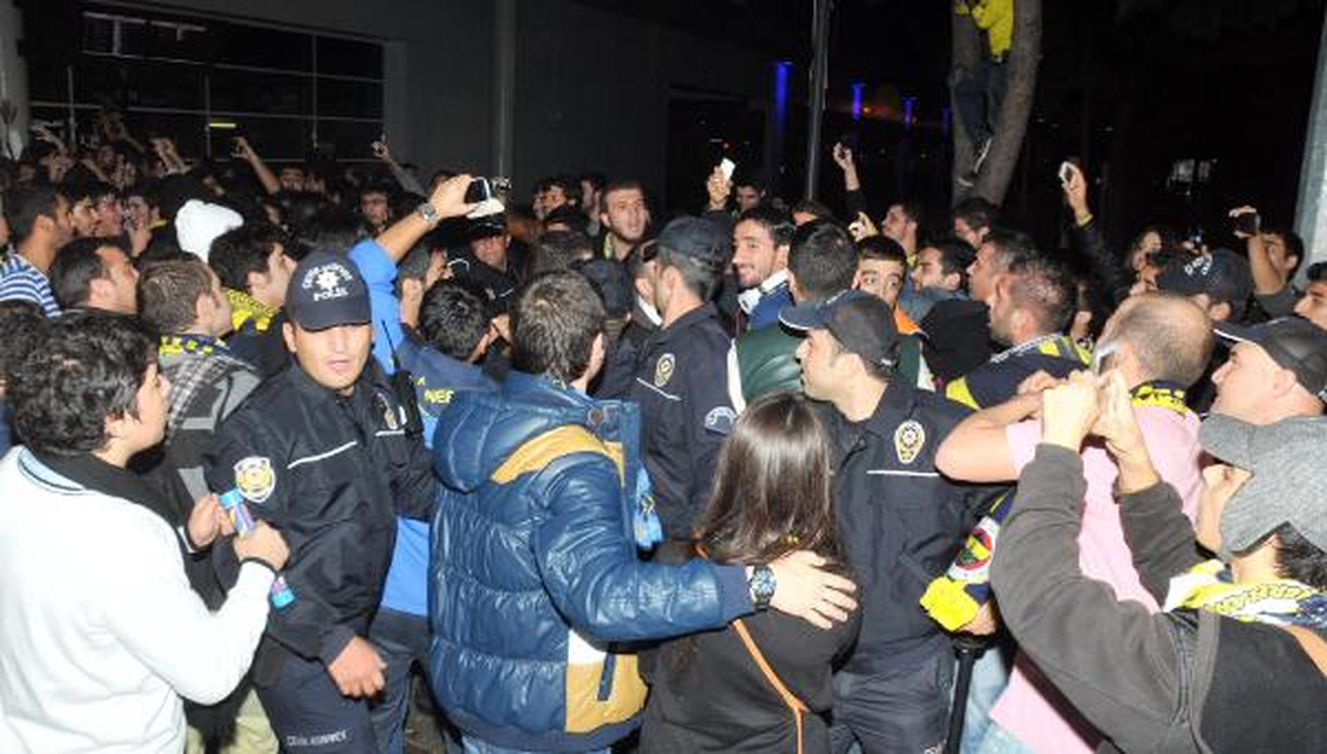 Fenerbahçeye Antalya\'da Coşkulu Karşılama