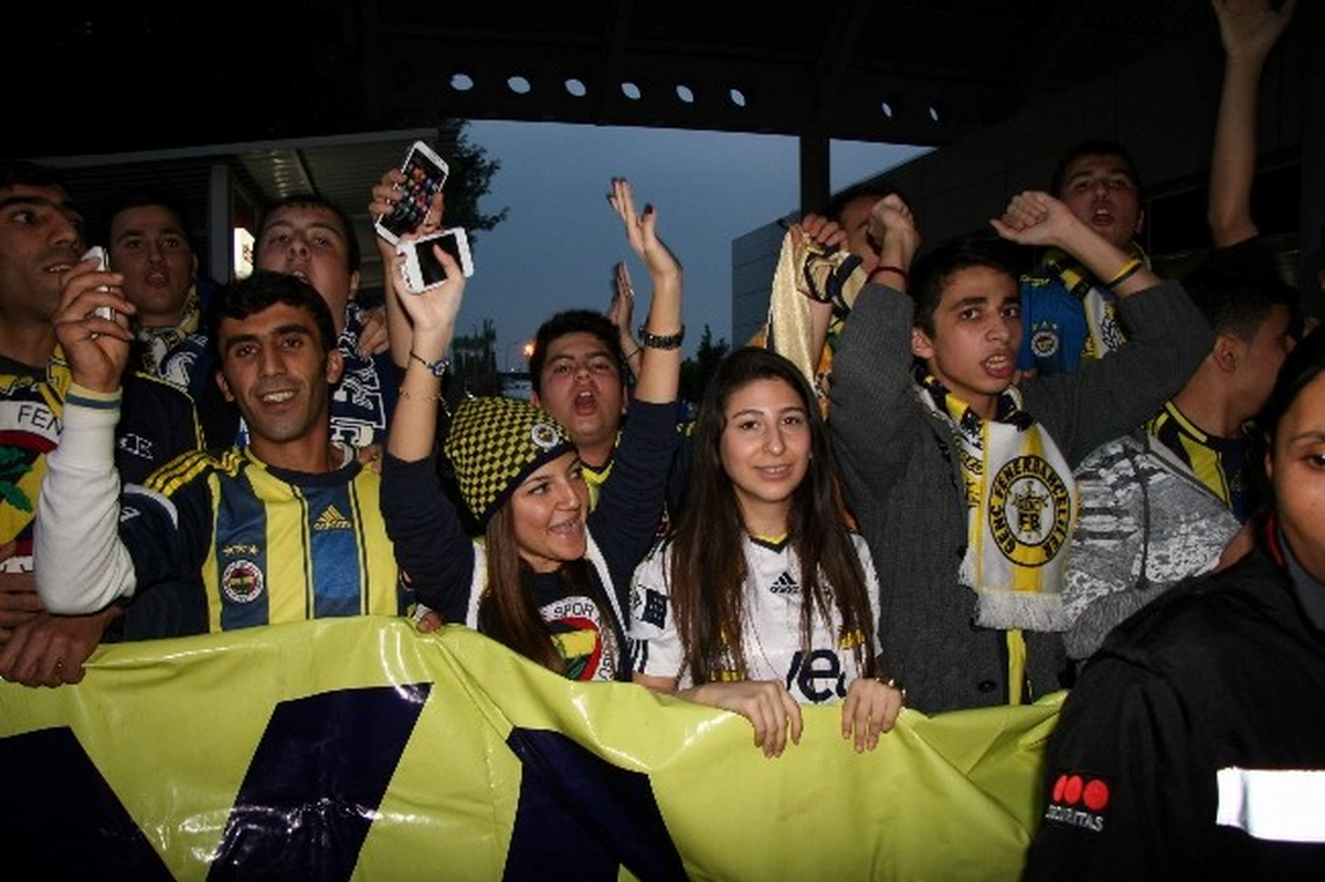Fenerbahçe\'ye Antalya\'da Coşkulu Karşılama