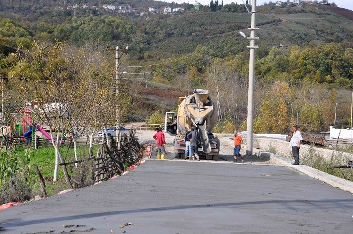 Gölcük\'te İki Mahalle Arasına 850 Metre Beton Yol