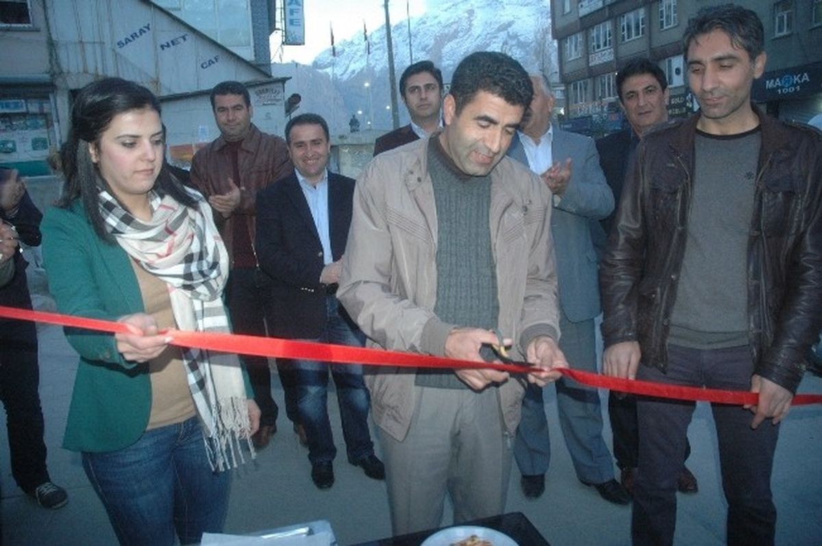 Hakkari\'de \'Weneistan\' Grubunun Resim Sergisi Açıldı