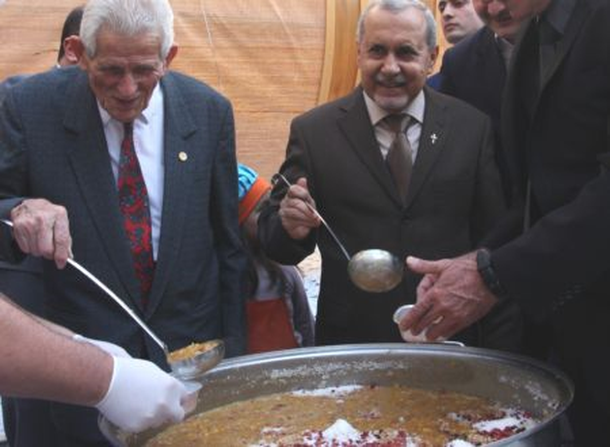 Hristiyan din adamları aşure dağıttı
