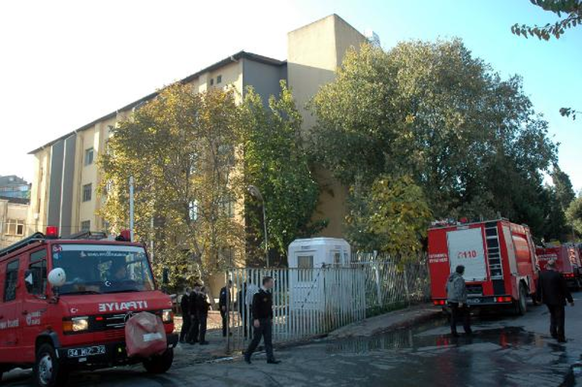 İstanbul Üniversitesi Tıp Fakültesi\'nde Yangın Paniği