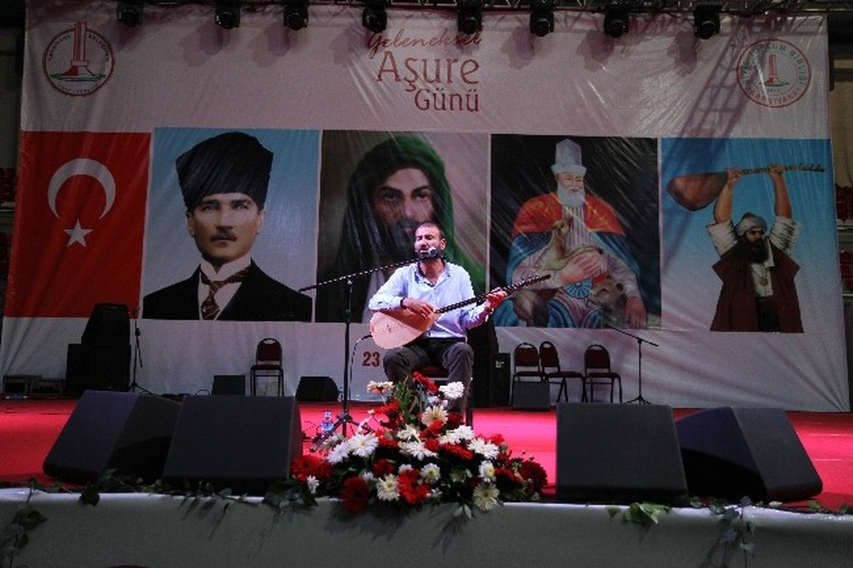Karşıyaka\'da 15 Bin Kişiye Aşure Dağıtıldı