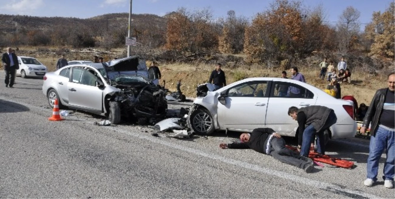 Konya\'da Trafik Kazası: 8 Yaralı