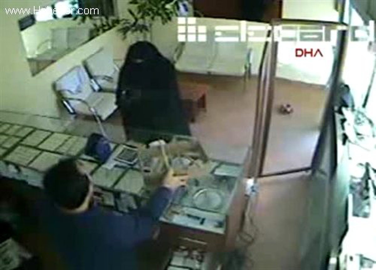 Kuyumcu ile Çarşaflı Soyguncunun Mücadelesi Kamerada