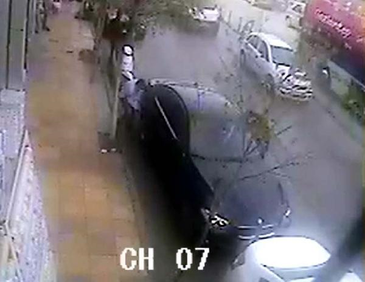 Lastiğini Patlattıkları Otomobilden Para Çaldılar