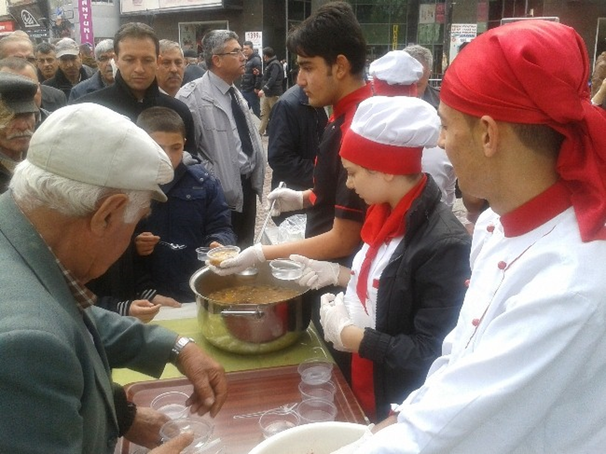 Lise Öğrencilerinden Halka Aşure