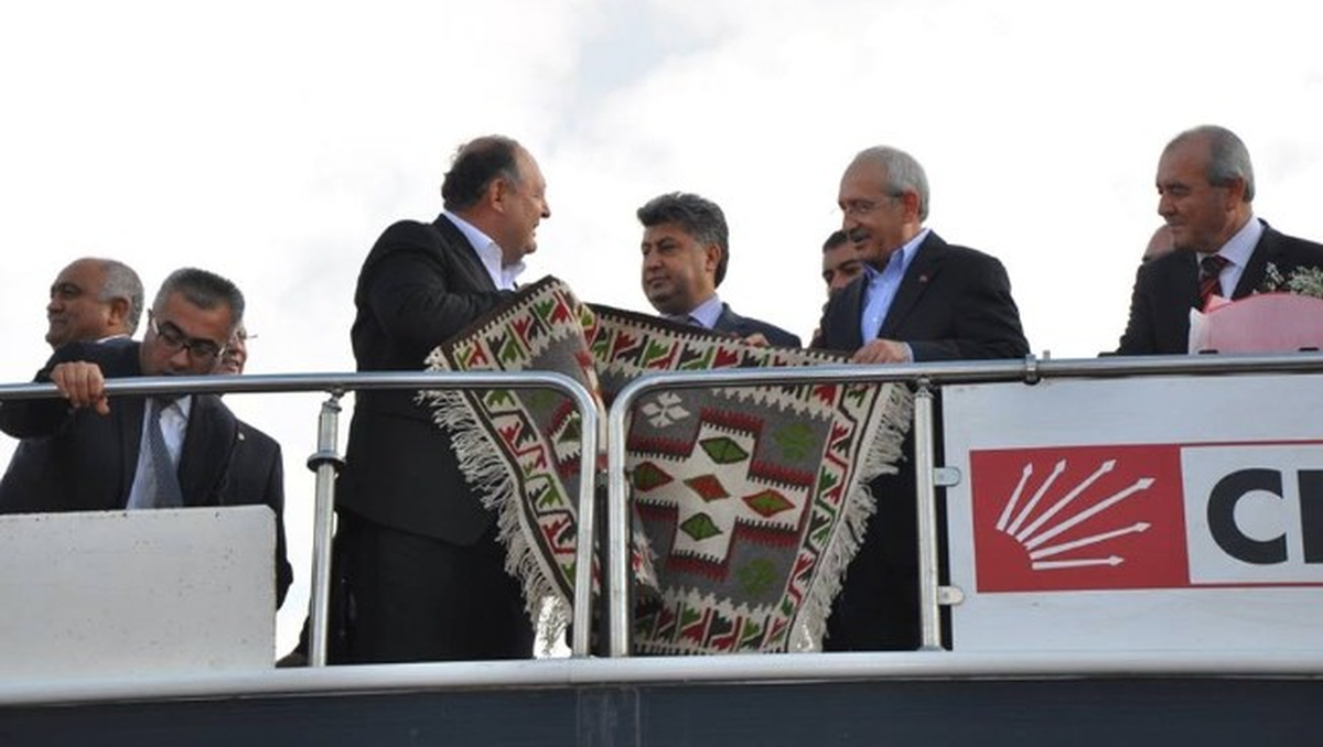 MHP\'li Belediye Başkanı, Seçim Otobüsüne Çıkarak Kılıçdaroğlu\'na Kilim Hediye Etti