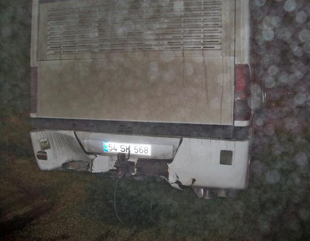 MHP\'lileri Taşıyan Otobüse Otomobil Çarptı: 1 Yaralı