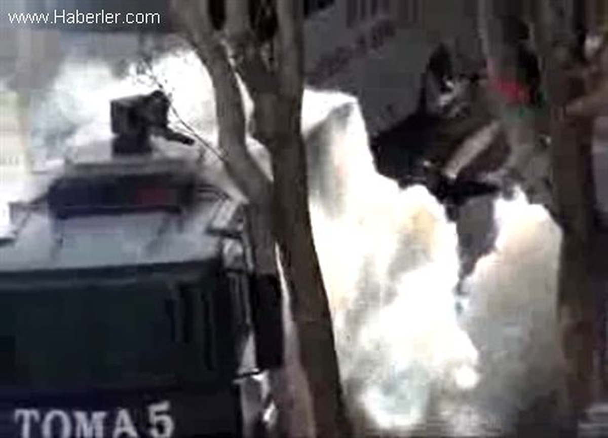 Milli Eğitim Bakanlığı\'na Yürümek İsteyen Kalabalığa Polis Müdahale Etti