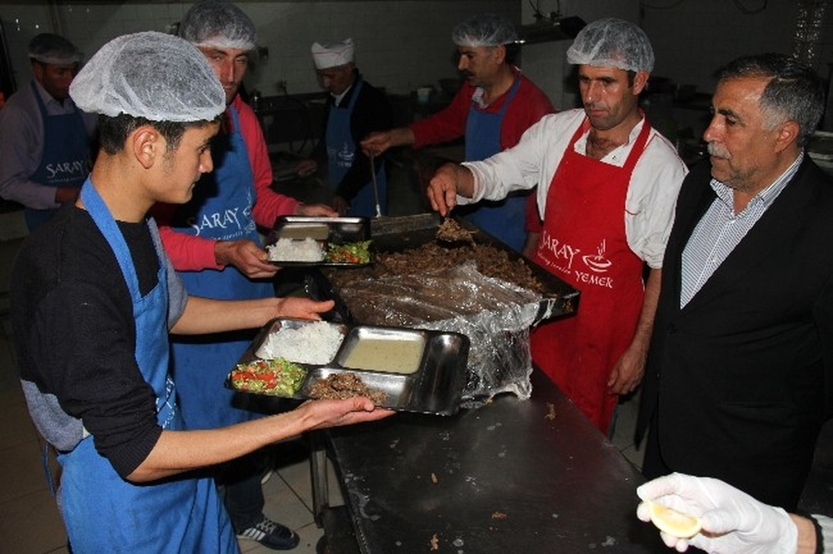 Van Muradiye\'de Öğretmenlere Yemek Verildi