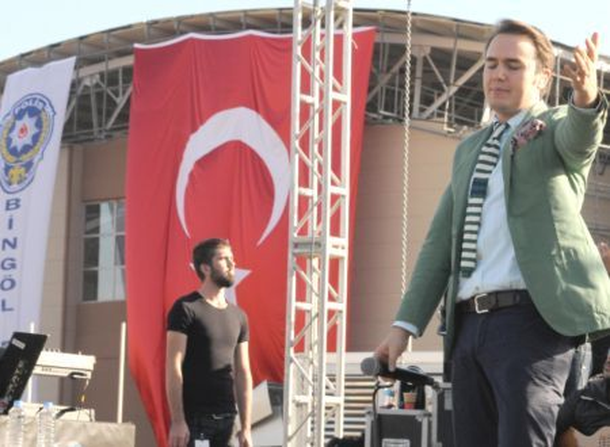 Mustafa Ceceli Bingöl'de Konser Verdi