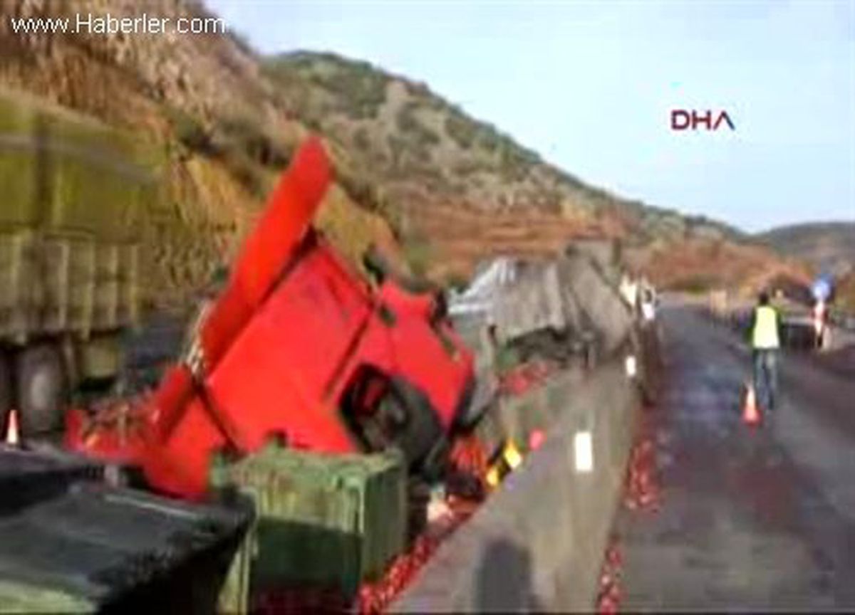 Nar Yüklü Tır Devrildi, Karayolu Kırmızıya Boyandı