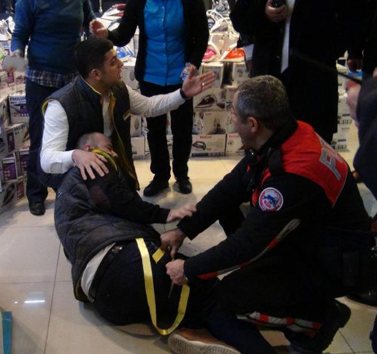 Nişanlısını Taciz Edeni AVM\'de Bacağından Vurdu
