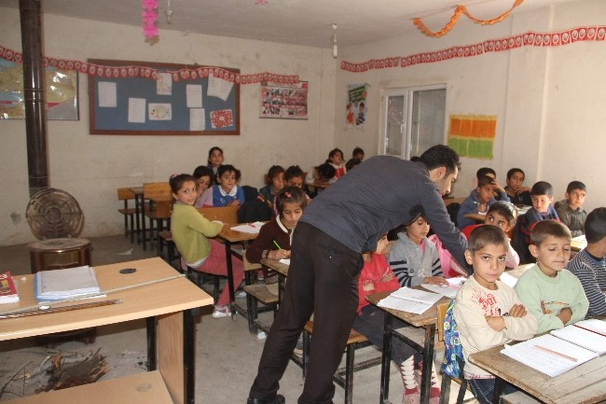 Diyarbakır\'da Köy Öğretmenleri Zorluklarla Eğitim Veriyor