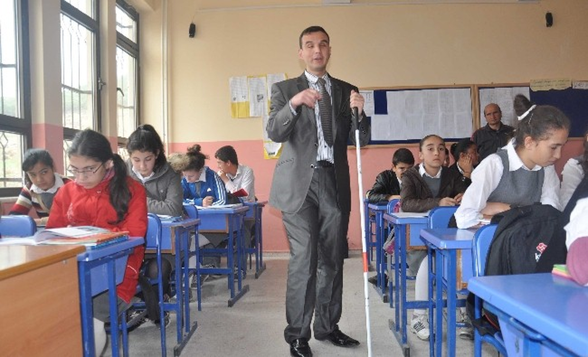 Balıkesir\'de Görme Engelli Öğretmen Eğitim Veriyor