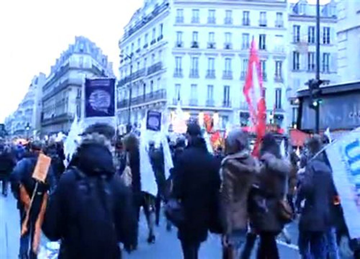 Paris\'te "kadına şiddete hayır" yürüyüşü