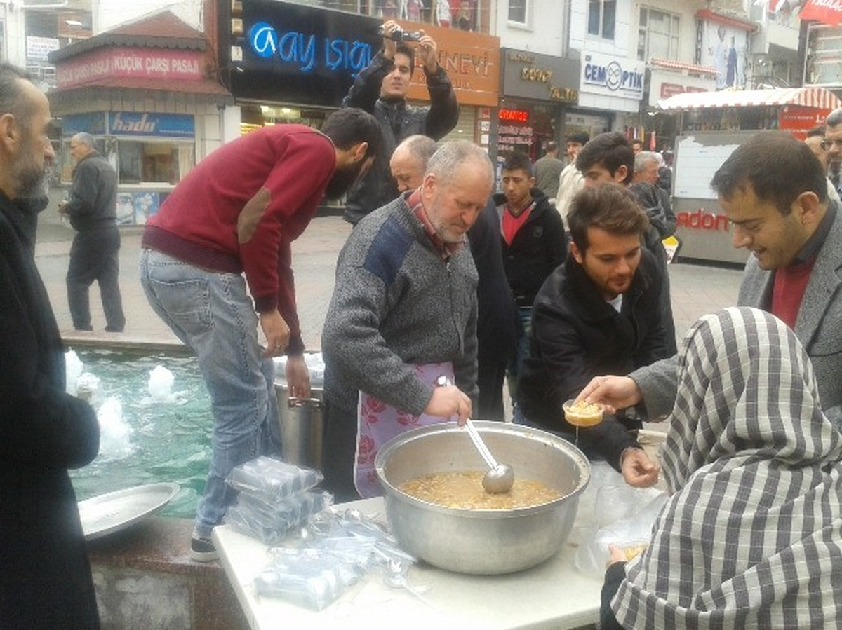 Saadet Partisi Aşure Dağıttı