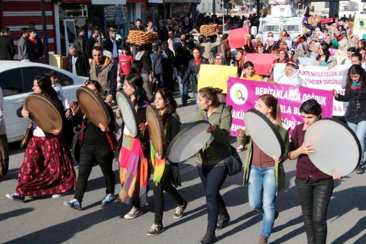 Şanlıurfa\'da Kadınlardan Şiddete Karşı Yürüyüş