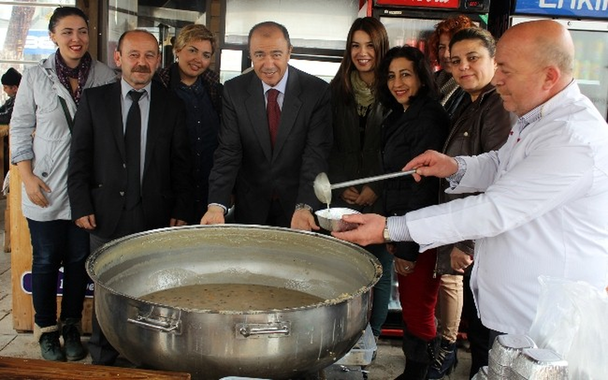 Urla Belediyesi\'nden Aşure Dağıtımı