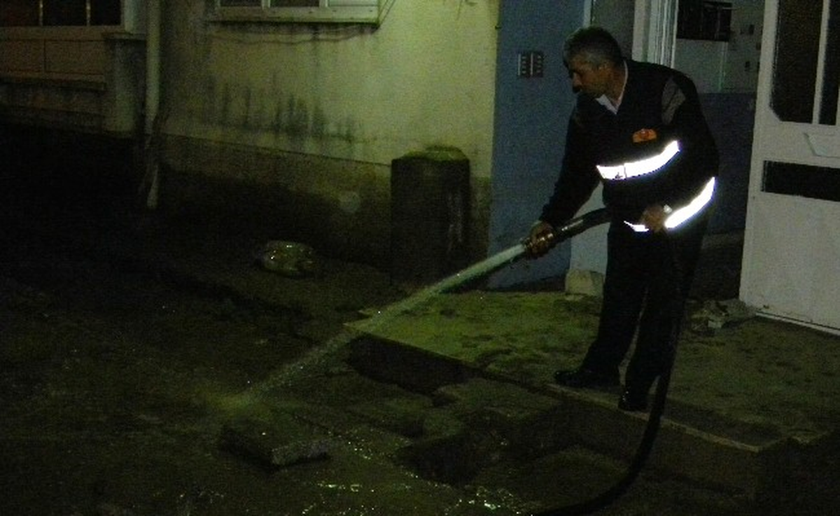 Uzunköprü\'de Sel Temizlemeleri 24 Saat Devam Ediyor