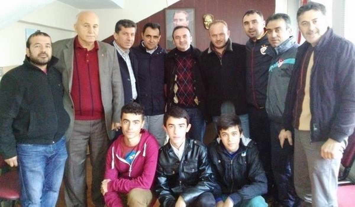 Velioğluspor Kulübü Sbs Sınavında Başarılı Olan 3 Futbolcusuna Tablet ve Ayakkabı Hediye Etti