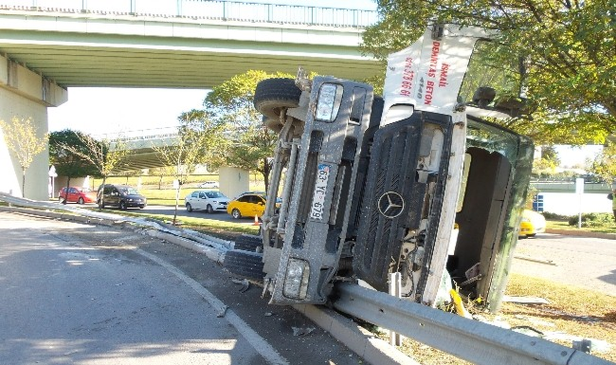 Virajı Alamayan Beton Mikseri Devrildi: 1 Yaralı