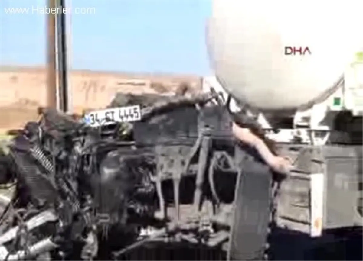 Yakıt Tankeri Trene Çarptı