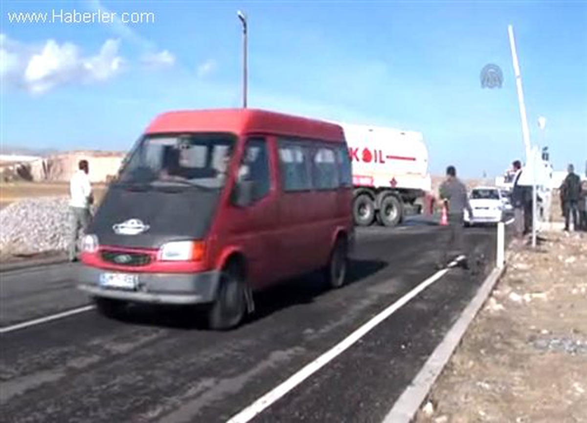 Yolcu treni akaryakıt tankerine çarptı: 1 yaralı