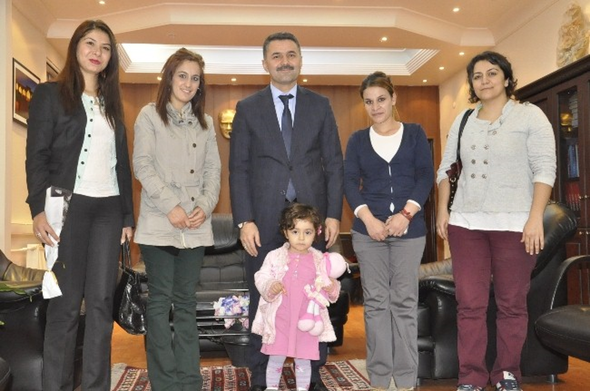 AK Parti Kadın Kolları Başkanlığı Öğretmenlere Karanfil Dağıttı