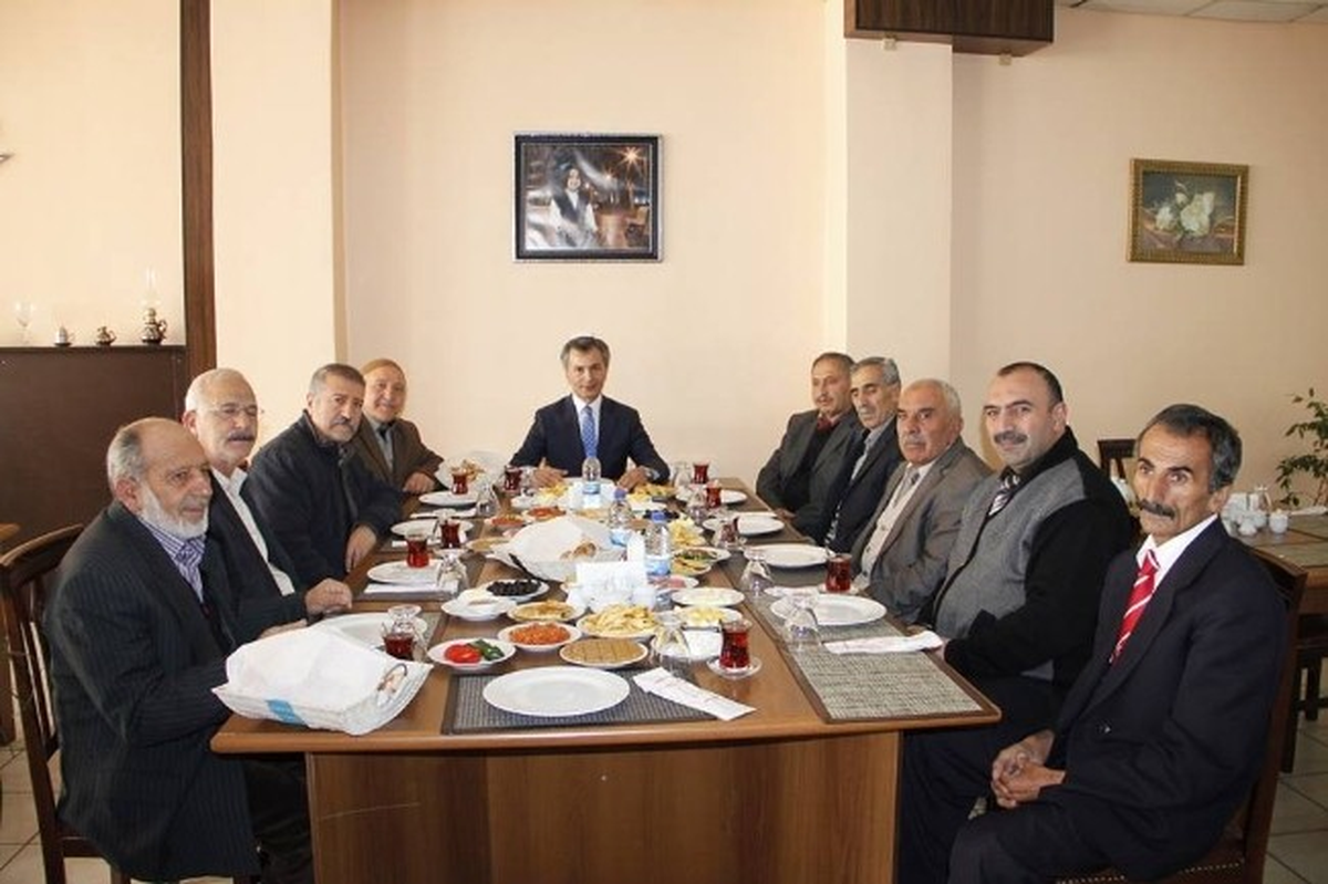 AK Parti Oltu Belediye Başkan Aday Adayı Sıtkı Toksoy, Öğretmenlerini Unutmadı