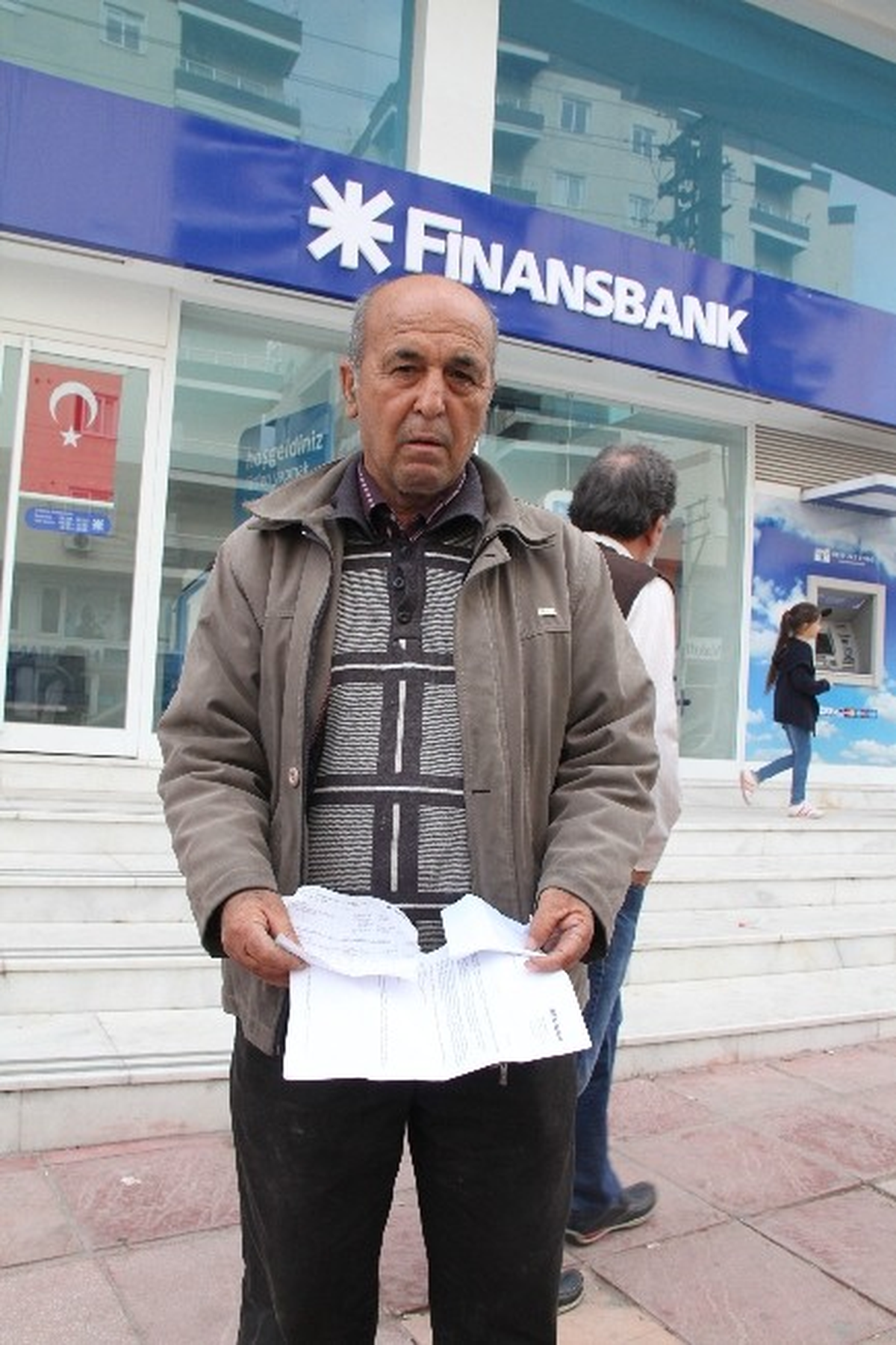 Banka Önünde Çıplak Eylem Yaptı Alacaklı Çıktı