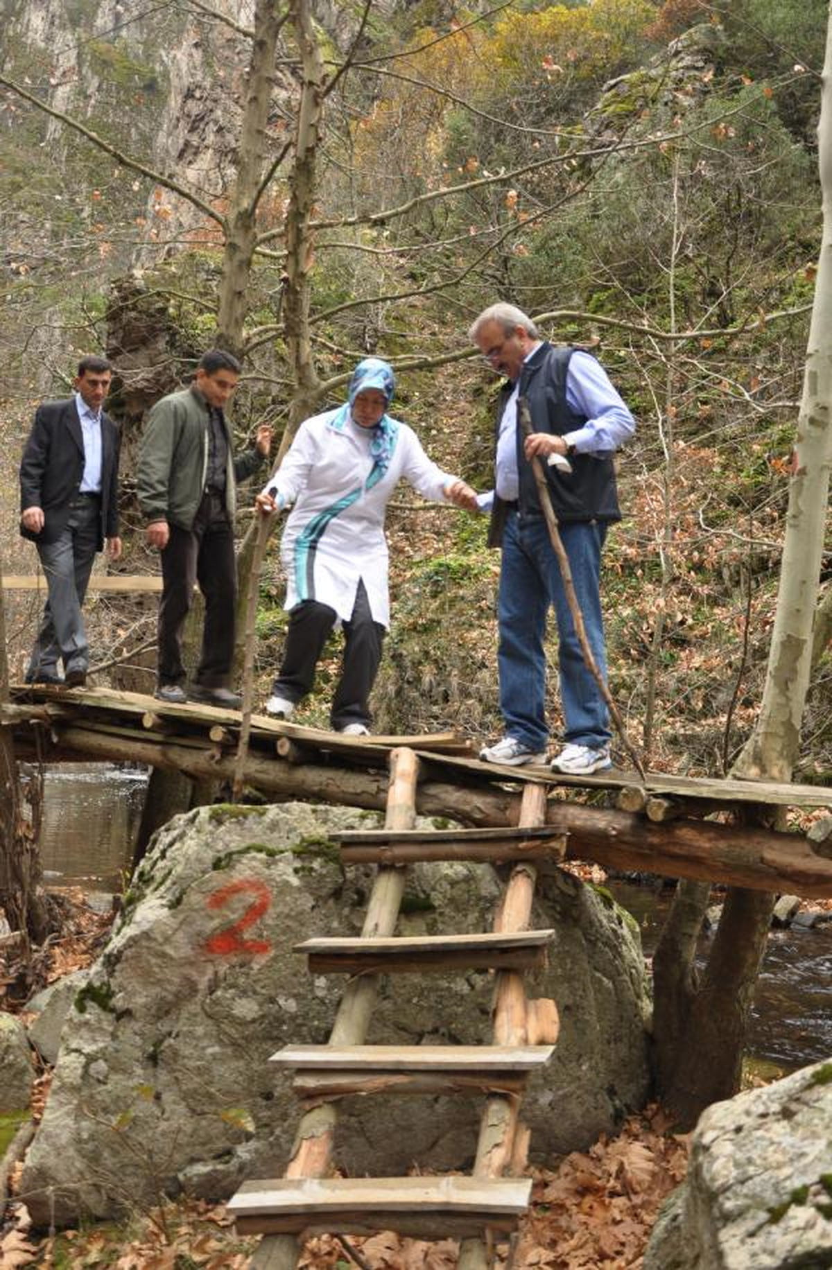 Bursa Valisi Karaloğlu ve Eşi Sadağı Kanyonu\'nu Gezdi