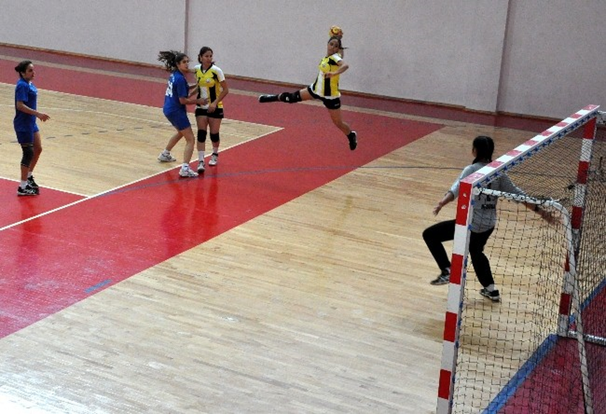 Genç Uşak Spor Bayan Hentbol Takımı 4\'te 4 Yaptı