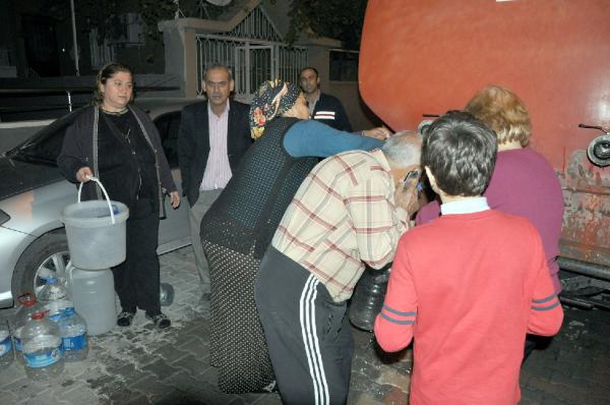 Hatay\'da Su Sıkıntısına İtfaiye ve Arazözlü Çözüm