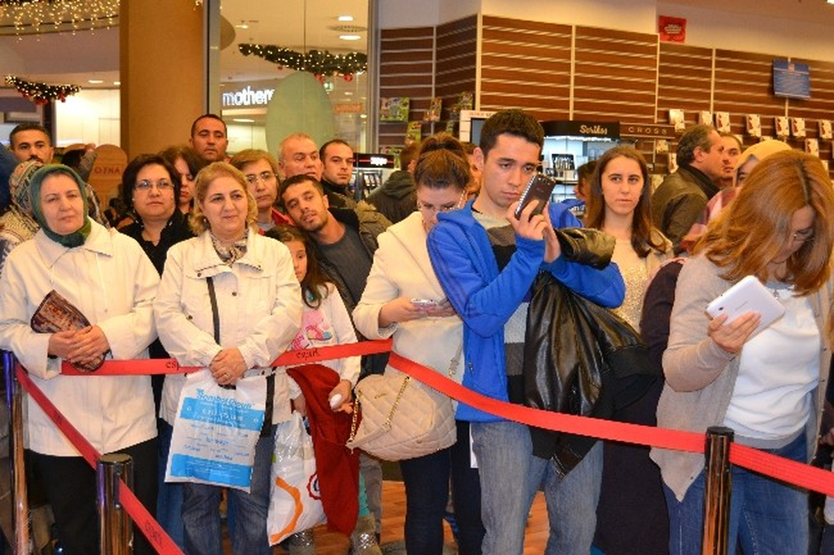 İclal Aydın Espark\'ta Sevenleriyle Buluştu