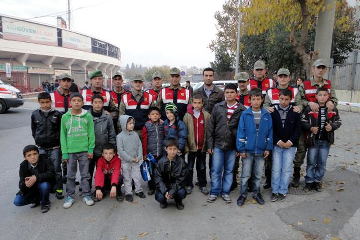 Jandarmalar, Çocukları Maça Götürdü
