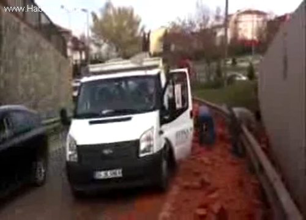 Kamyondaki Tuğlalar Yola Saçıldı, Yol 1 Saat Tıkandı