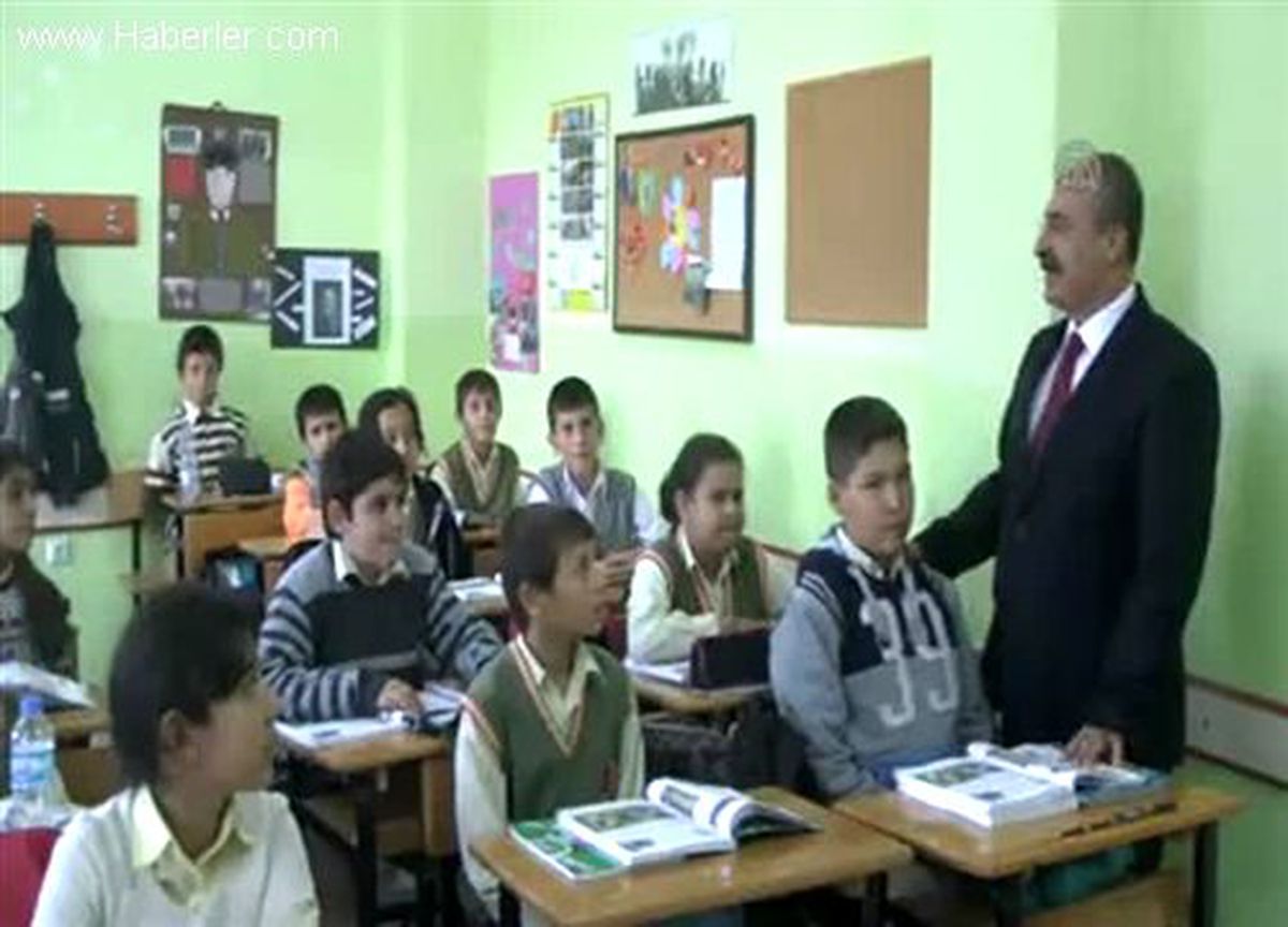 Karanlıkta bilgi dağıtıyor