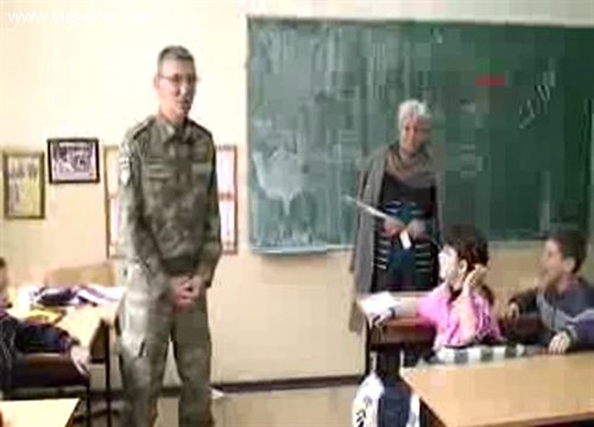Kosova\'da Görevli Türk Askeri \'Öğretmenler Günü\' Nde Kosovalı Öğretmenleri Unutmadı