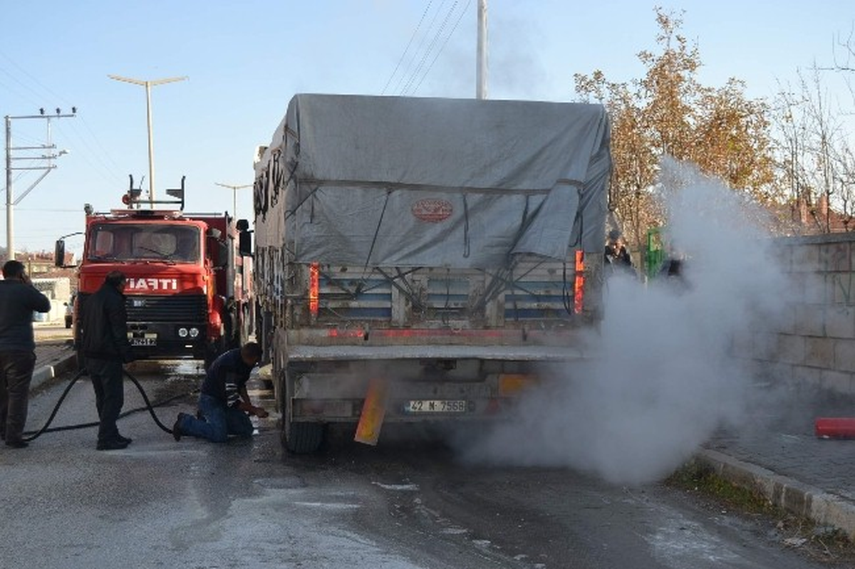 Kulu\'da Hareket Halindeki Tırın Lastiği Yandı